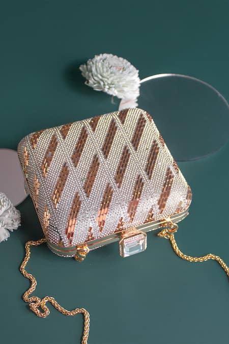 Clutch top type bags