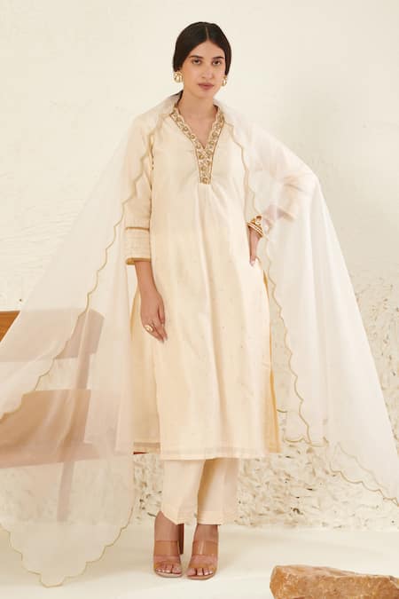 Label Flamingo By Vrinda Ivory Chanderi, Organza Embroidery, Mirrors, Sequins V-neck Mukaish Kurta Set Online at Aza Fashions Label Flamingo By Vrinda_Ivory Chanderi, Organza Embroidery, Mirrors, Sequins V-neck Mukaish Kurta Set _Online_at_Aza_Fashions
