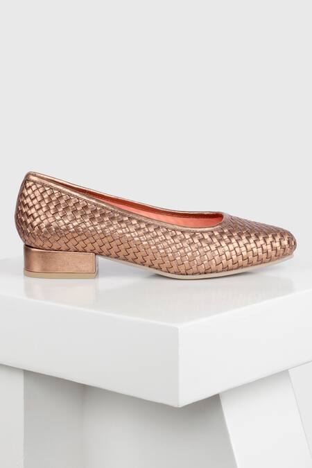 Oroh Gold Andalusia Basket Weave Pattern Pumps Online at Aza Fashions Oroh_Gold Andalusia Basket Weave Pattern Pumps _Online_at_Aza_Fashions