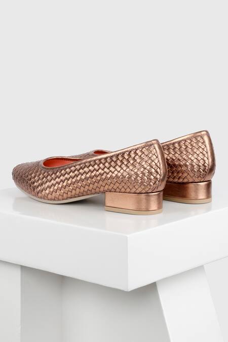Buy Oroh Gold Andalusia Basket Weave Pattern Pumps Online at Aza Fashions Buy_Oroh_Gold Andalusia Basket Weave Pattern Pumps _Online_at_Aza_Fashions