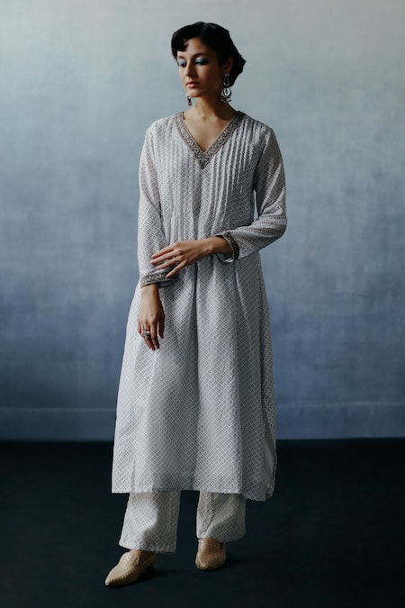 Buy_Avacara_White Kora Chanderi Hand Block Printed Geometric V Neel Kurta Set  _Online_at_Aza_Fashions