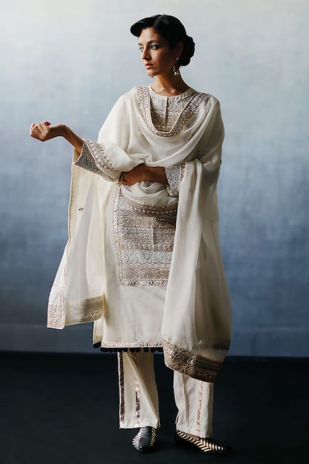 Avacara Neel Embroidered Kurta Set 