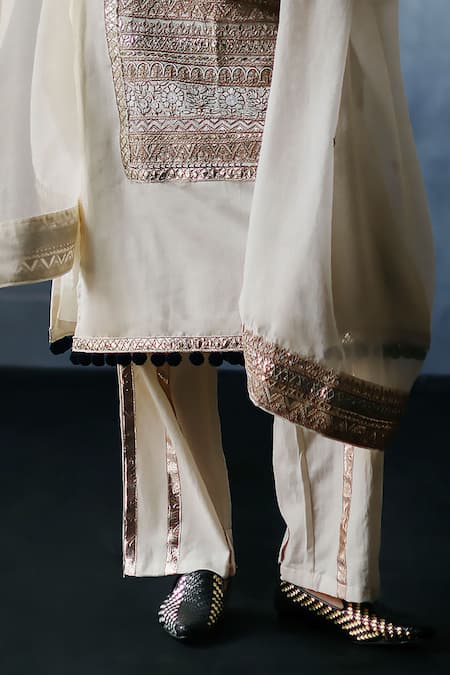 Buy_Avacara_White Handloom Cotton, Silk, Chanderi Embroidery, Zari, Gota Neel Kurta Set _Online_at_Aza_Fashions