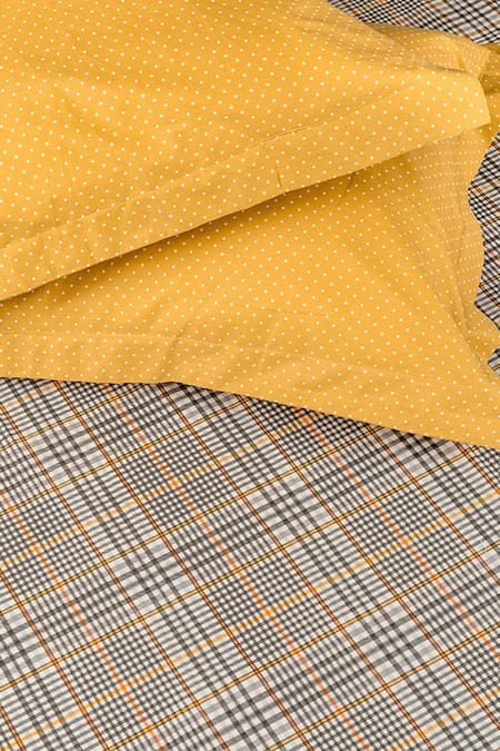 H2h_Multi Color Cotton Printed Gingham Bedsheet Set _at_Aza_Fashions