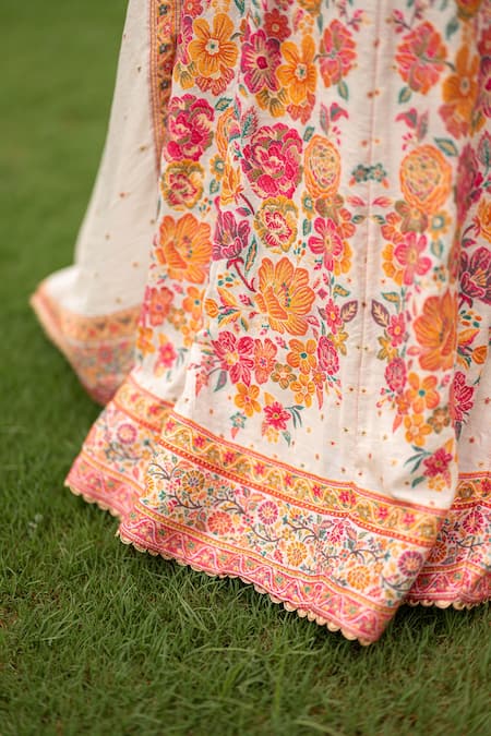 Safaa White Velvet Embroidery, Lace V-neck Gulaabdaar Floral Pattern Woven Lehenga Set at Aza Fashions Safaa_White Velvet Embroidery, Lace V-neck Gulaabdaar Floral Pattern Woven Lehenga Set _at_Aza_Fashions