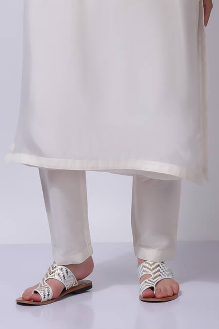 Buy_Sonali Gupta_White 50% Silk Embroidered Aari Floral Straight Kurta And Pant Set  _Online_at_Aza_Fashions