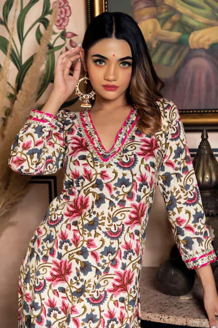 Buy_Pomcha Jaipur_Off White Cotton, Net Embroidery V-neck Garden Rose Print Kurta Set _Online_at_Aza_Fashions