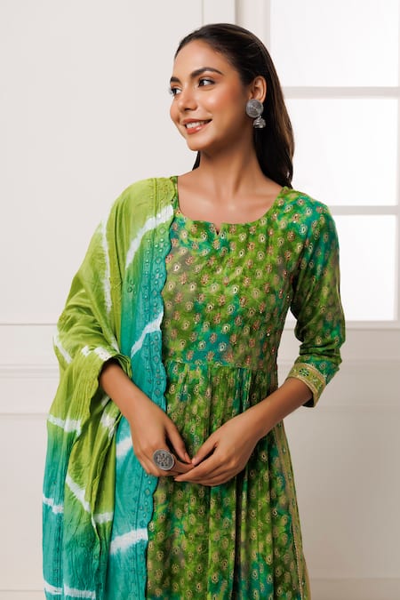 Geroo Jaipur_Green Cotton, Rayon, Silk Embroidery Split V-neck Thread Kurta Pant Set _at_Aza_Fashions