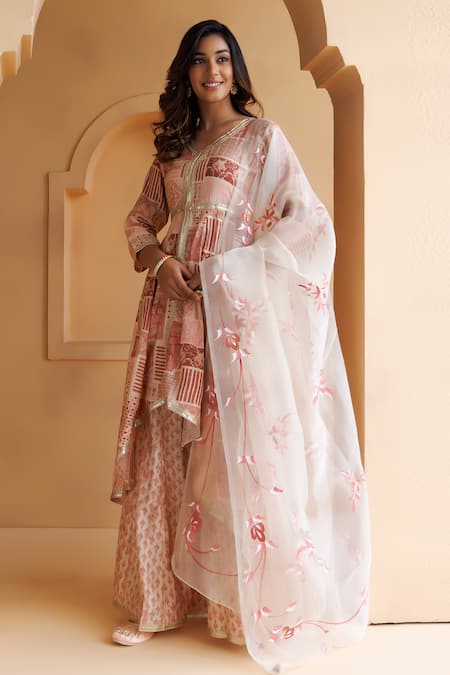 Buy_Geroo Jaipur_Pink Modal, Chanderi, Organza Sequins V-neck Abstract Print Kurta Pant Set _Online_at_Aza_Fashions