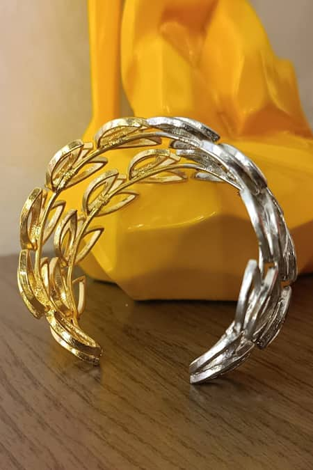 Trupti Mohta Carved Leaf Pattern Bracelet 