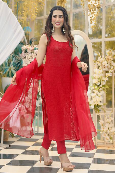 Shop_LABEL AISHWARYRIKA_Red Georgette Embroidery Round Neck Floral Kurta Set _Online_at_Aza_Fashions