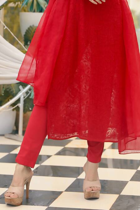 LABEL AISHWARYRIKA_Red Georgette Embroidery Round Neck Floral Kurta Set _at_Aza_Fashions