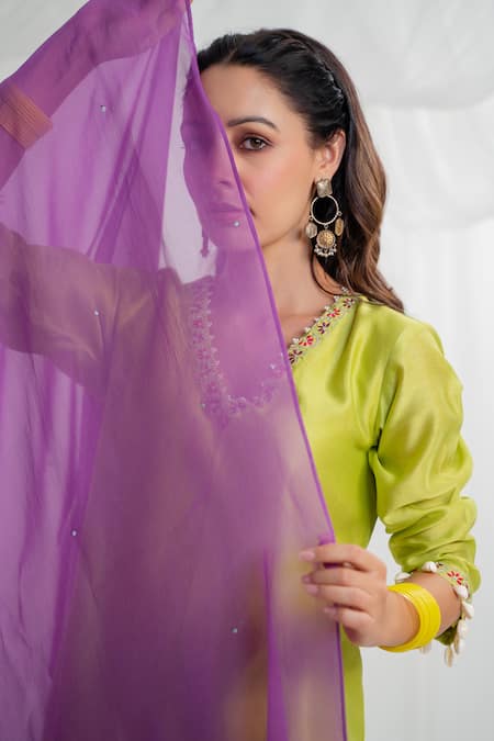 Buy_Rashi Jain_Green Chanderi Embroidery V-neck Zoya Kurta Pant Set _Online_at_Aza_Fashions