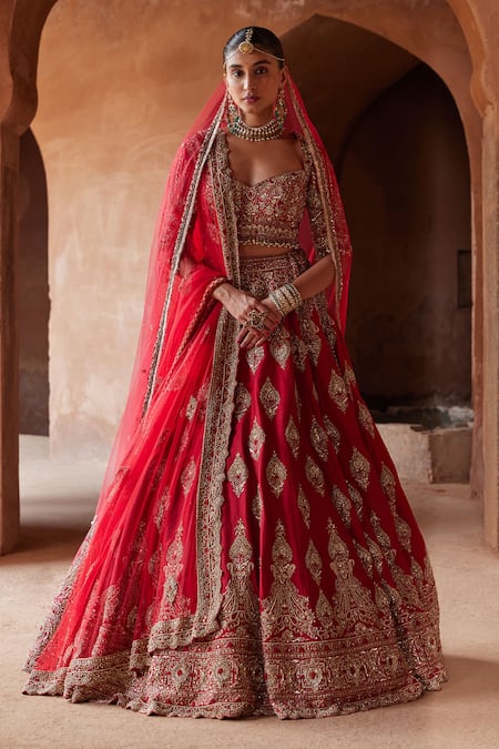Want to personalise your bridal lehenga? Bookmark these creative ways |  Vogue India