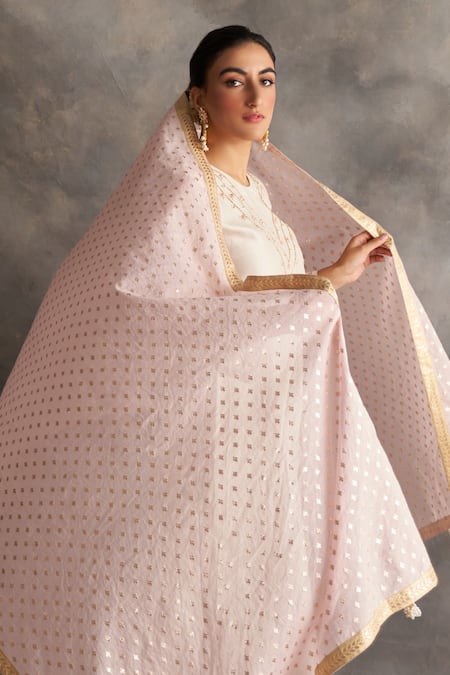 Anantaa By Roohi_Off White Silk, Chanderi Embroidery, Tassels Kurta Set With Contrast Dupatta _at_Aza_Fashions