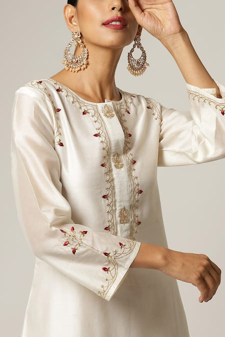 Buy_Anantaa By Roohi_Off White Silk, Chanderi Embroidery Round Neck Kurta Pant Set _Online_at_Aza_Fashions