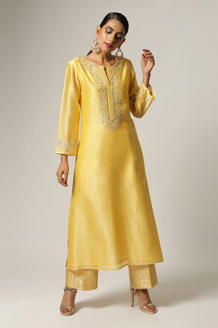 Anantaa By Roohi_Yellow Silk, Chanderi Embroidery Split V-neck Yoke Kurta Set _Online_at_Aza_Fashions