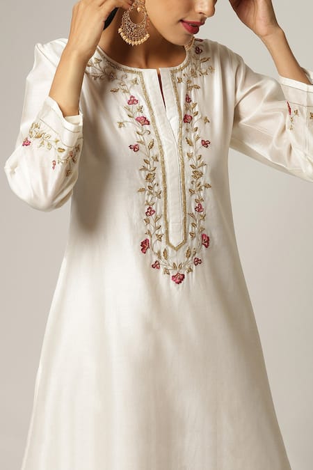Buy_Anantaa By Roohi_Off White Silk, Chanderi Embroidery Split V-neck Full Sleeve Kurta Set _Online_at_Aza_Fashions