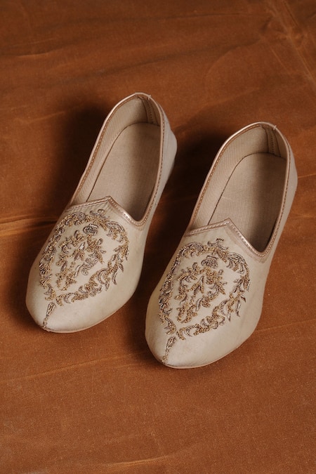 Nitika Gujral Cream Raw Silk Embroidered Juttis  