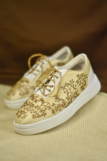 AROUND ALWAYS Yuki Embroidered Sneakers 