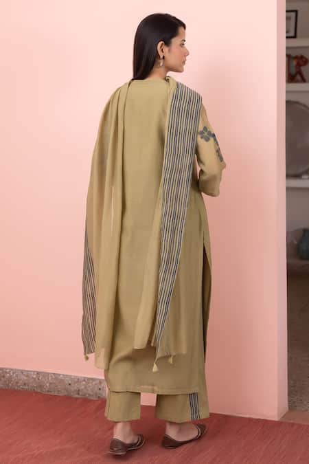 Shop Vaayu Green Cotton, Muslin Embroidery V-neck Floral Applique Straight Kurta Pant Set at Aza Fashions Shop_Vaayu_Green Cotton, Muslin Embroidery V-neck Floral Applique Straight Kurta Pant Set _at_Aza_Fashions