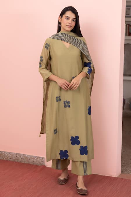 Vaayu Green Cotton, Muslin Embroidery V-neck Floral Applique Straight Kurta Pant Set Online at Aza Fashions Vaayu_Green Cotton, Muslin Embroidery V-neck Floral Applique Straight Kurta Pant Set _Online_at_Aza_Fashions