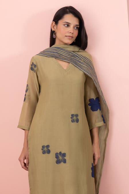 Buy Vaayu Green Cotton, Muslin Embroidery V-neck Floral Applique Straight Kurta Pant Set Online at Aza Fashions Buy_Vaayu_Green Cotton, Muslin Embroidery V-neck Floral Applique Straight Kurta Pant Set _Online_at_Aza_Fashions