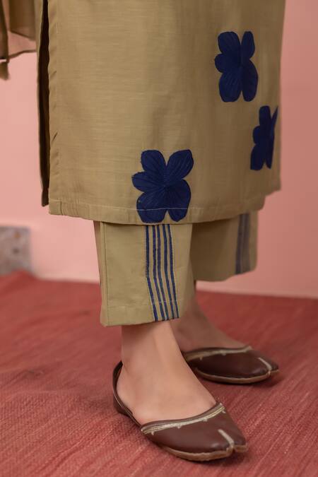 Shop Vaayu Green Cotton, Muslin Embroidery V-neck Floral Applique Straight Kurta Pant Set Online at Aza Fashions Shop_Vaayu_Green Cotton, Muslin Embroidery V-neck Floral Applique Straight Kurta Pant Set _Online_at_Aza_Fashions