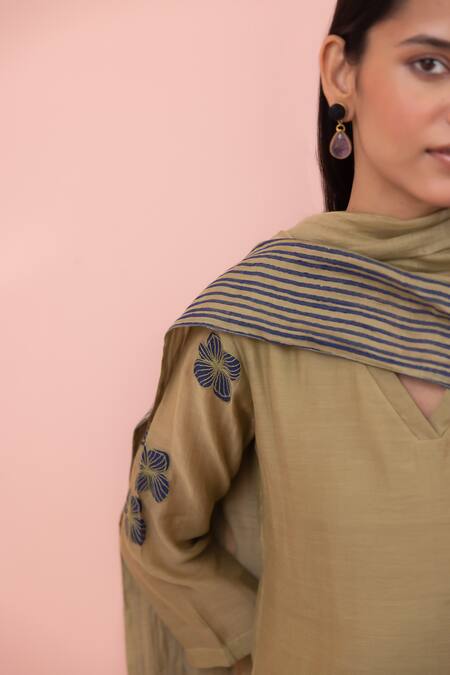 Vaayu Green Cotton, Muslin Embroidery V-neck Floral Applique Straight Kurta Pant Set at Aza Fashions Vaayu_Green Cotton, Muslin Embroidery V-neck Floral Applique Straight Kurta Pant Set _at_Aza_Fashions