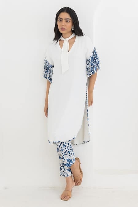 Pooja Rajgarhia Gupta Off White Georgette V-neck Frilly Sleeves Plain Kurta With Pant Online at Aza Fashions Pooja Rajgarhia Gupta_Off White Georgette V-neck Frilly Sleeves Plain Kurta With Pant _Online_at_Aza_Fashions