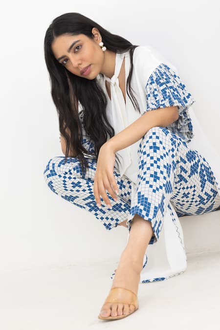 Shop Pooja Rajgarhia Gupta Off White Georgette V-neck Frilly Sleeves Plain Kurta With Pant Online at Aza Fashions Shop_Pooja Rajgarhia Gupta_Off White Georgette V-neck Frilly Sleeves Plain Kurta With Pant _Online_at_Aza_Fashions