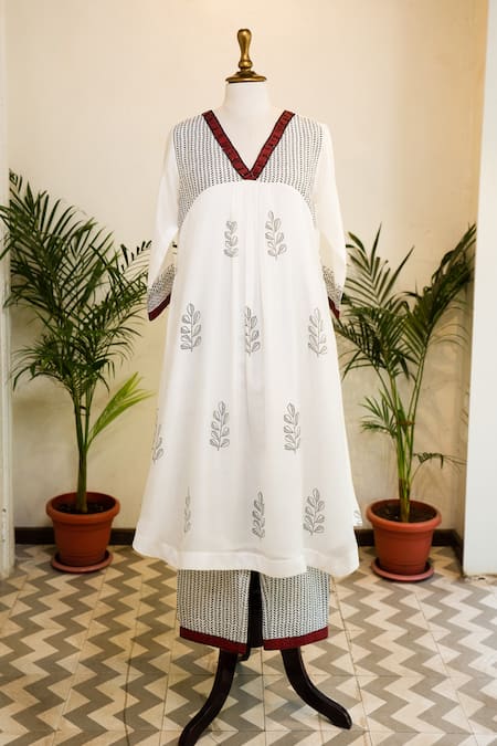 Sanjev Marwaaha_Ivory Cotton Silk Hand Block Printed V Neck Kurta And Pant Set_Online_at_Aza_Fashions