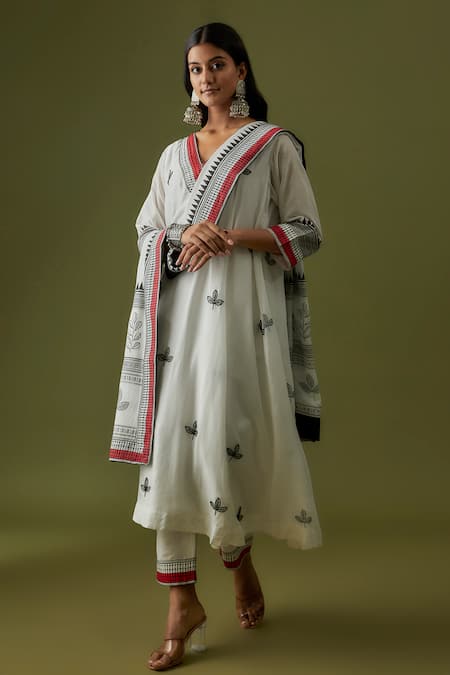 Sanjev Marwaaha_Ivory Cotton Silk Hand Block Printed Leaf Motifs V Neck Kurta And Pant Set_at_Aza_Fashions