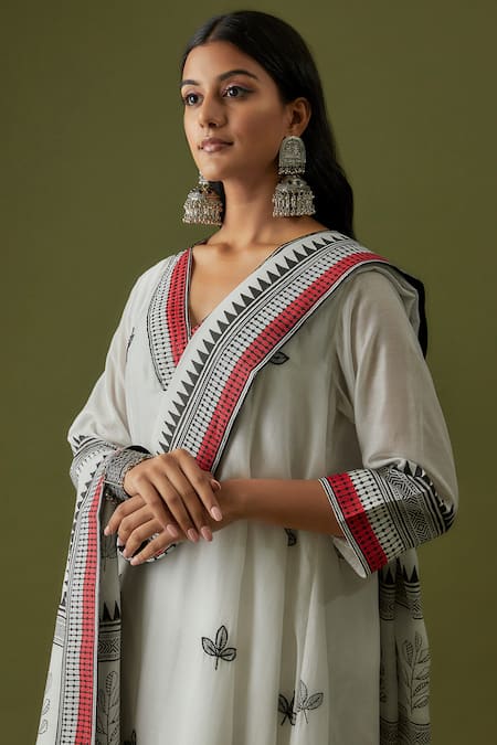 Buy_Sanjev Marwaaha_Ivory Cotton Silk Hand Block Printed Leaf Motifs V Neck Kurta And Pant Set