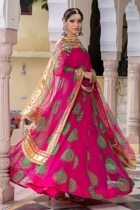 Gulabo Jaipur_Pink Chiffon Gota Patti, Embroidery V-neck Chanchal Geometric Print Skirt Set _Online_at_Aza_Fashions
