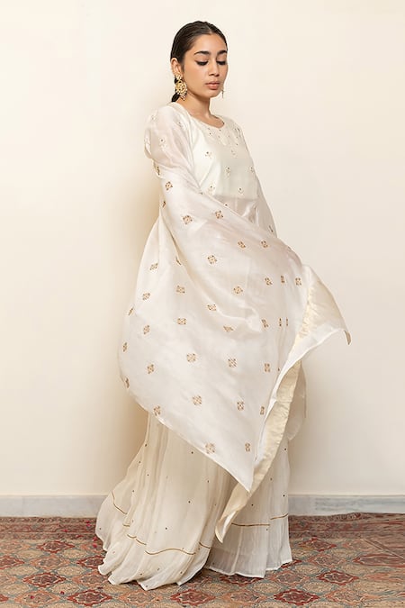 Shop_Nirjara_Ivory Chanderi Silk Hand Heer Floral Motifs Kanchadi Blouse Lehenga Set _Online_at_Aza_Fashions