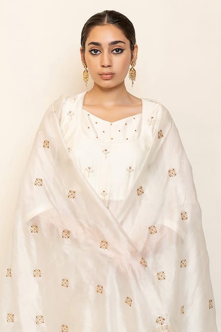 Nirjara_Ivory Chanderi Silk Hand Heer Floral Motifs Kanchadi Blouse Lehenga Set _at_Aza_Fashions