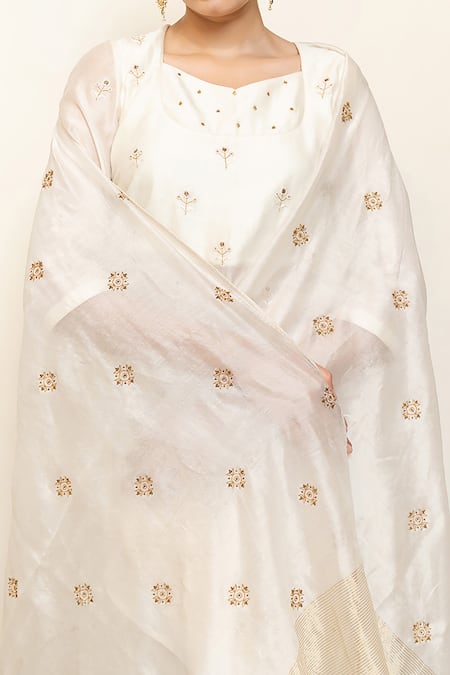 Buy_Nirjara_Ivory Chanderi Silk Hand Heer Floral Motifs Kanchadi Blouse Lehenga Set 