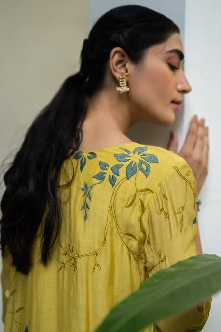 Buy Vaayu Yellow Muslin, Cotton Embroidery Round Neck Floral Applique Jacket Dress Online at Aza Fashions Buy_Vaayu_Yellow Muslin, Cotton Embroidery Round Neck Floral Applique Jacket Dress _Online_at_Aza_Fashions