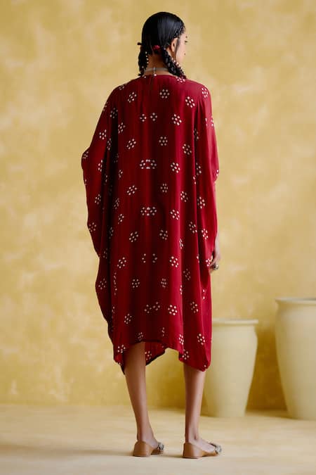 Shop 5elements Maroon Modal, Satin Pom-poms Round Neck Annapoorna Bandhani Pattern Kaftan at Aza Fashions Shop_5elements_Maroon Modal, Satin Pom-poms Round Neck Annapoorna Bandhani Pattern Kaftan _at_Aza_Fashions