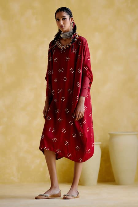 Buy 5elements Maroon Modal, Satin Pom-poms Round Neck Annapoorna Bandhani Pattern Kaftan Online at Aza Fashions Buy_5elements_Maroon Modal, Satin Pom-poms Round Neck Annapoorna Bandhani Pattern Kaftan _Online_at_Aza_Fashions
