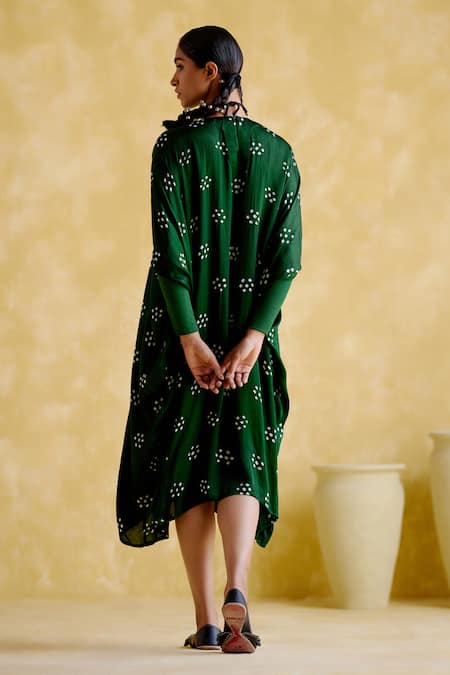 Shop 5elements Green Modal, Satin Round Neck Annapoorna Bandhani Kaftan at Aza Fashions Shop_5elements_Green Modal, Satin Round Neck Annapoorna Bandhani Kaftan _at_Aza_Fashions