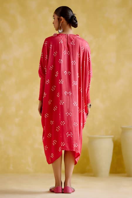 Shop 5elements Pink Modal, Satin Pom-poms Round Neck Annapoorna Bandhani Tie Dye Kaftan at Aza Fashions Shop_5elements_Pink Modal, Satin Pom-poms Round Neck Annapoorna Bandhani Tie Dye Kaftan _at_Aza_Fashions