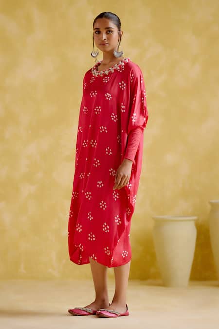 Shop 5elements Pink Modal, Satin Pom-poms Round Neck Annapoorna Bandhani Tie Dye Kaftan Online at Aza Fashions Shop_5elements_Pink Modal, Satin Pom-poms Round Neck Annapoorna Bandhani Tie Dye Kaftan _Online_at_Aza_Fashions