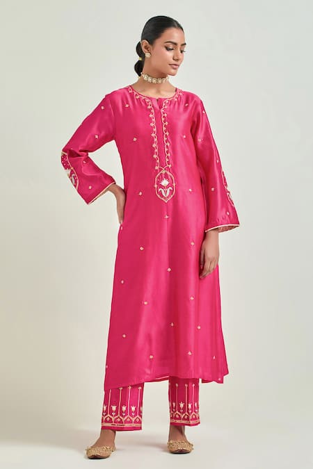 Anantaa By Roohi Fuchsia Silk, Chanderi Sequins, Embroidery Scattered Floral Kurta Pant Set at Aza Fashions Anantaa By Roohi_Fuchsia Silk, Chanderi Sequins, Embroidery Scattered Floral Kurta Pant Set _at_Aza_Fashions