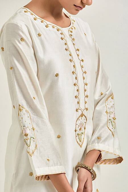 Buy_Anantaa By Roohi_Off White Silk, Chanderi Sequins, Gota Patti, Floral Hand Kurta And Pant Set 