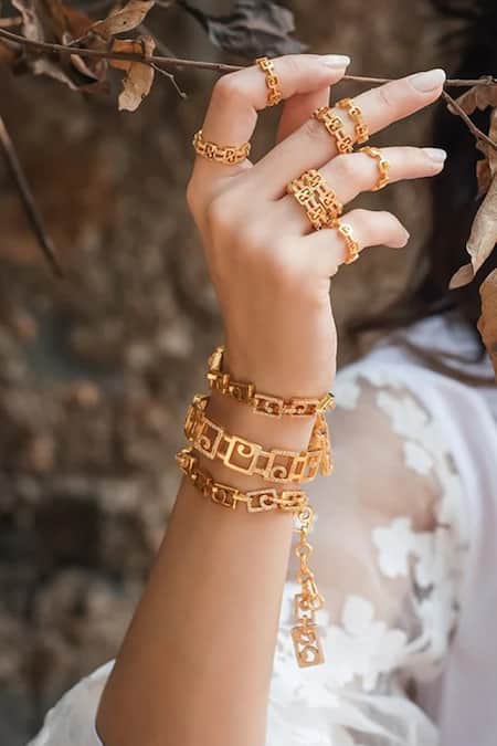 Buy Valliyan Allure Big Bracelet online