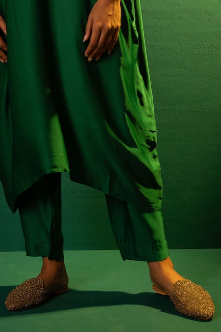 Prahnaaya Green Satin Sequins V-neck Tora Placement Hand Embroidered Kurta With Pant at Aza Fashions Prahnaaya_Green Satin Sequins V-neck Tora Placement Hand Embroidered Kurta With Pant _at_Aza_Fashions
