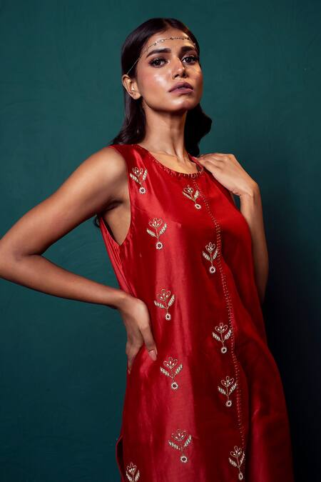 Shop_Suave_Red Chanderi Embroidery Pearls Round Surkh Bloom Work Kurta Pant Set _Online_at_Aza_Fashions