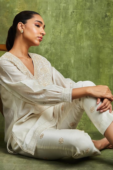 Buy Sue Mue Off White Chanderi Lace, Embroidery V-neck Sara Dori Top And Pant Set Online at Aza Fashions Buy_Sue Mue_Off White Chanderi Lace, Embroidery V-neck Sara Dori Top And Pant Set _Online_at_Aza_Fashions